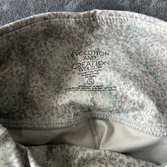 BRAND NEW Evolution and Creation Cropped Leopard Leggings - Picture 3 of 4